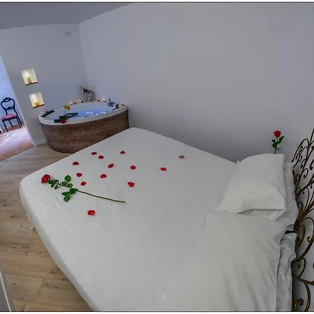 Vinicia, Pool, Jacuzzi, Airco Gæstehus 4*